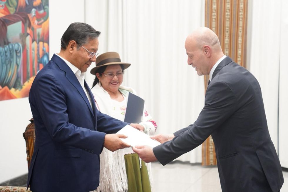 El embajador del estado de Palestina Ahmed F.S. Alasaad (d) presentando sus cartas credenciales al presidente de Bolivia, Luis Arce.