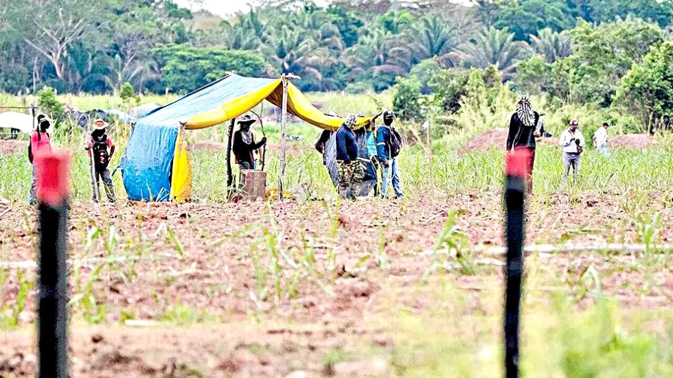 SANTA CRUZ. Avasalladores en sus carpas en uno de los predios en Montero, hace una semana.
