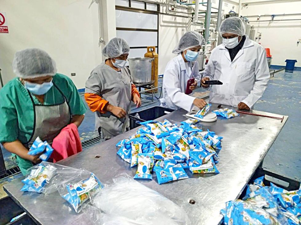PROCESO. Una de las empresas empaqueta productos del desayuno escolar para su distribución.
