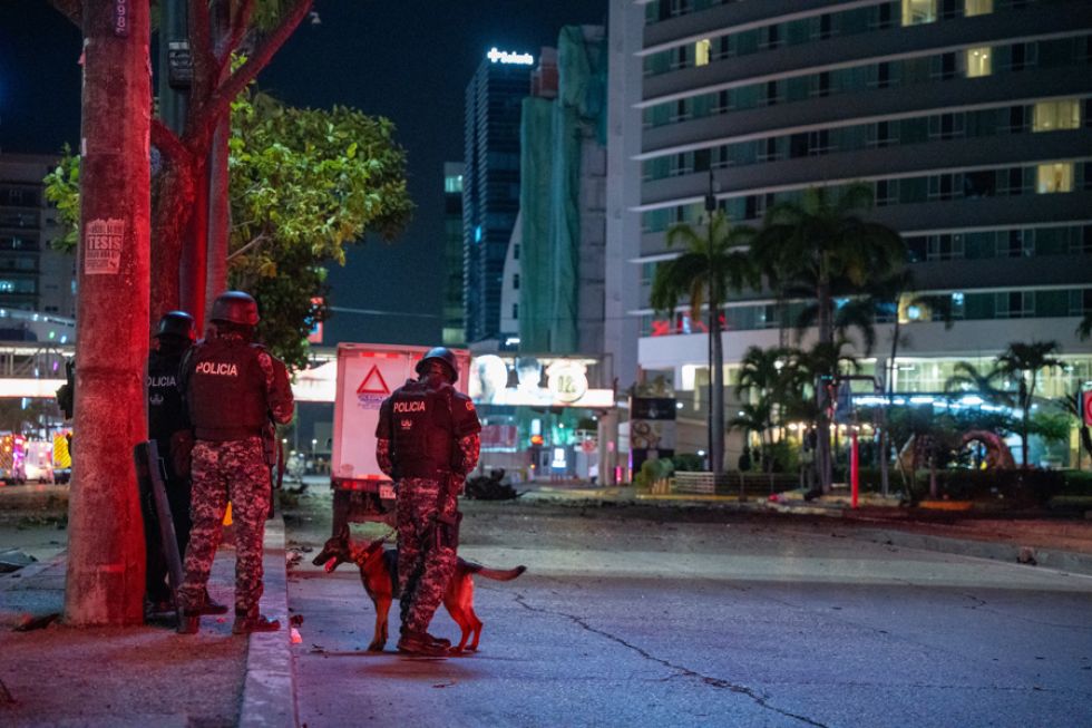 Policías de Ecuador custodian los exteriores de un centro comercial donde explotó un vehículo este martes, en Guayaquil.