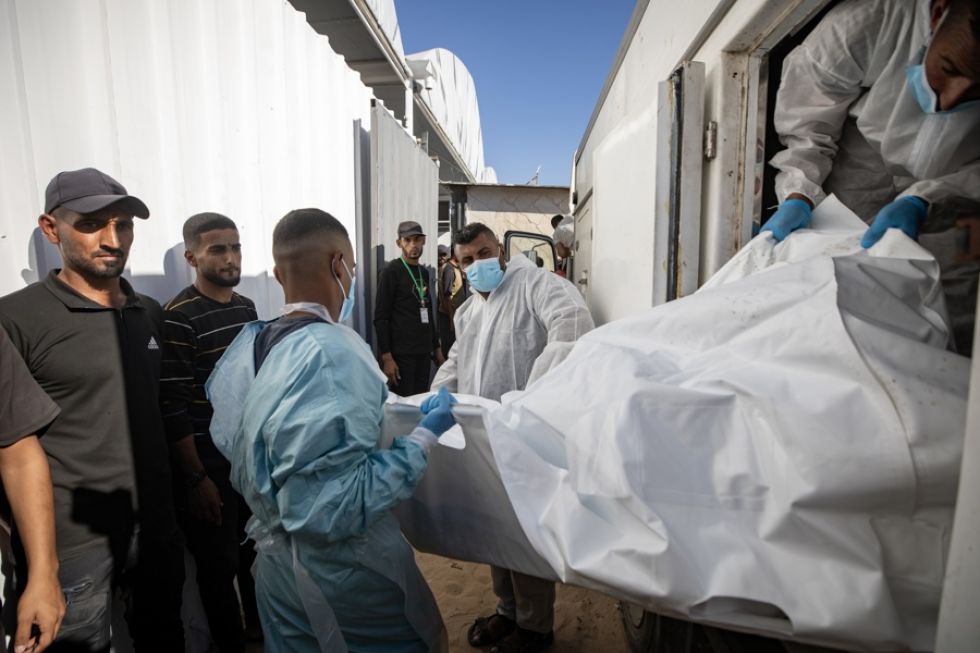 Trabajadores del Ministerio de Salud de Gaza reciben los cuerpos de palestinos fallecidos que Israel retuvo durante la guerra.
