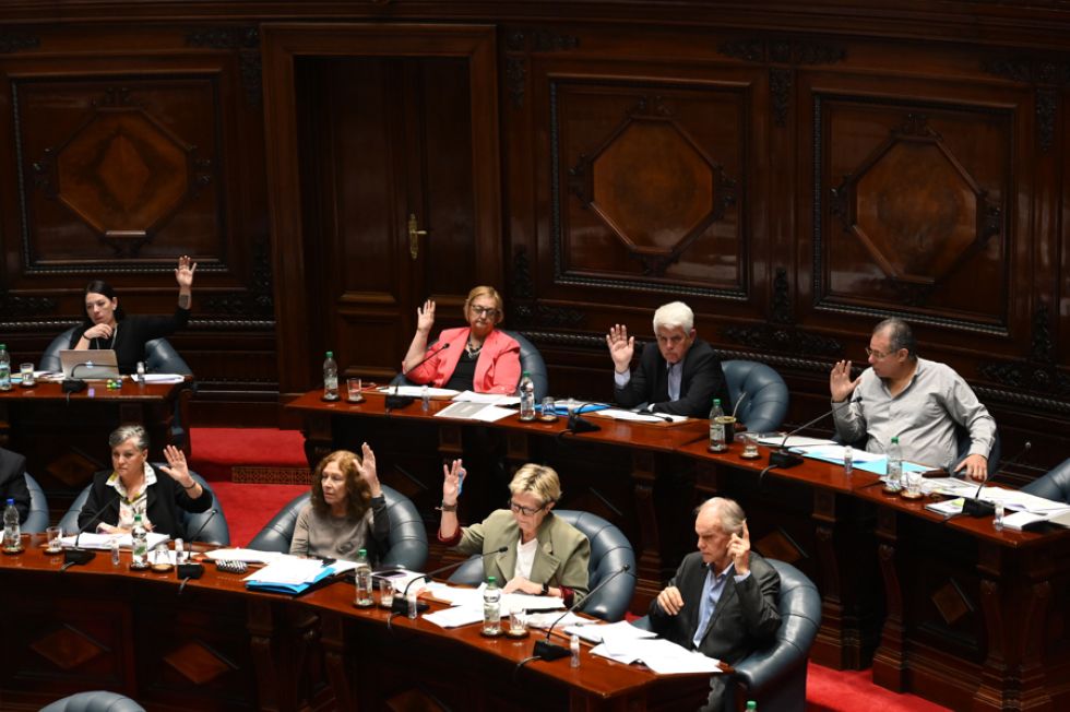 Los senadores uruguayos de la bancada del Frente Amplio participan en un debate este miércoles, en Montevideo (Uruguay).