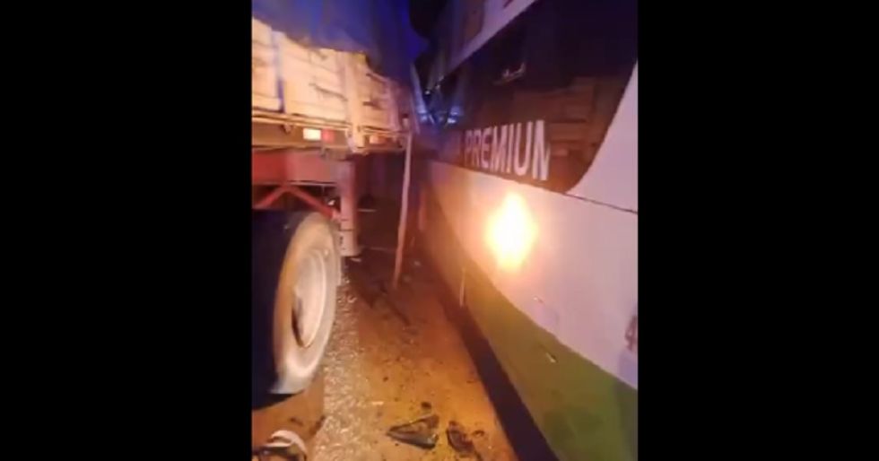 Un bus de transporte interprovincial chocó frontalmente con un camión en la carretera Bioceánica.