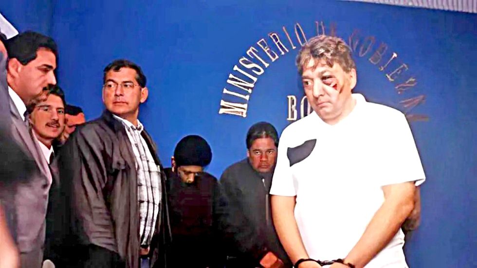 LA PAZ. Uno de los implicados en el caso de atraco a una furgoneta de Prosegur, cuando era presentado por la Policía tras ser torturado en 2001.