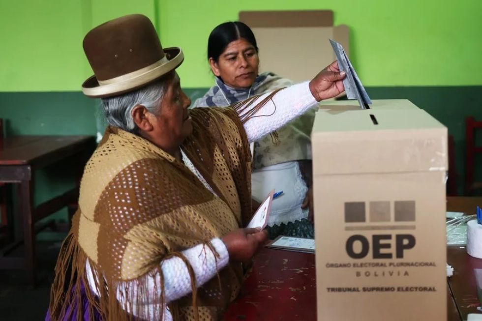 Fotografía de archivo de una mujer aimara que emite su voto durante unas elecciones en Bolivia.