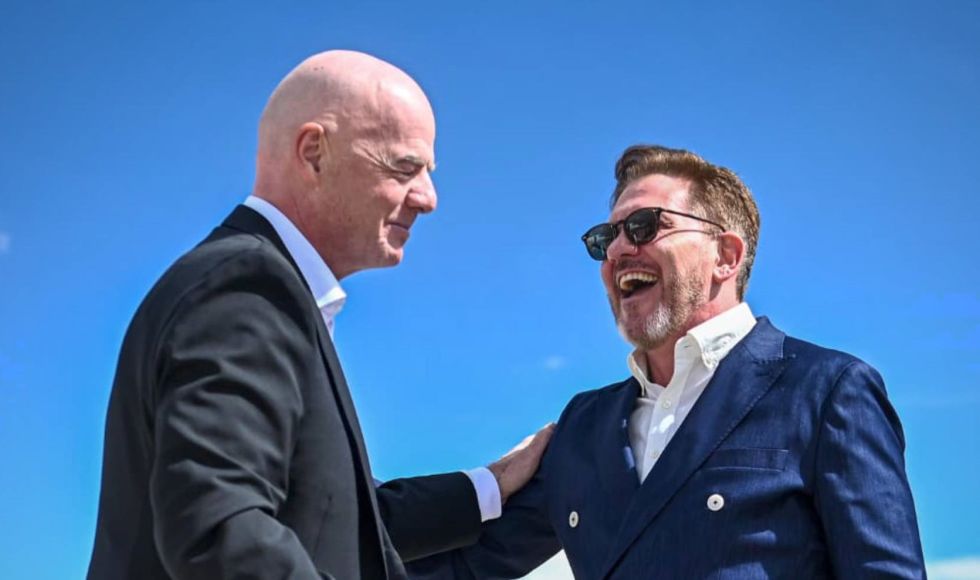 Los presidentes de la FIFA, Gianni Infantino (i), y de la Conmebol, Alejandro Domínguez (d).