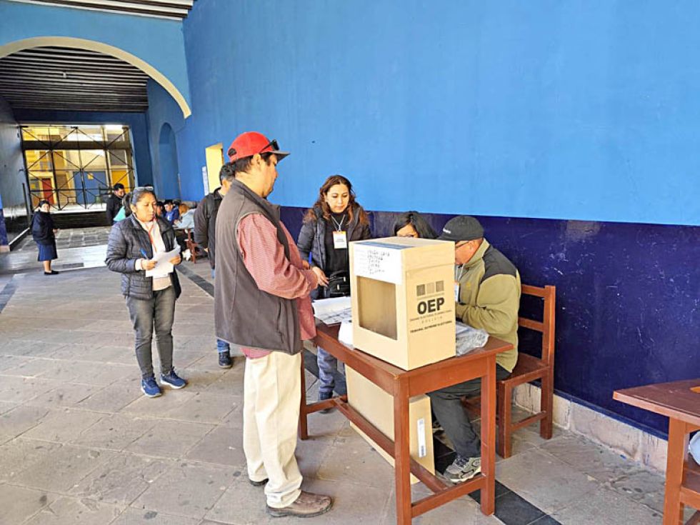 SUCRE. Pocos vontantes en una mesa del reciento electoral del colegio Junín.