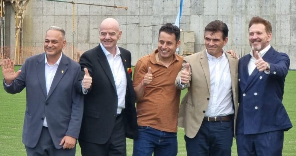 De izquierda a derecha, Fernando Costa (FBF), Gianni Infantino (FIFA), Edmand Lara, Rodrigo Paz y Alejandro Domínguez (Conmebol).