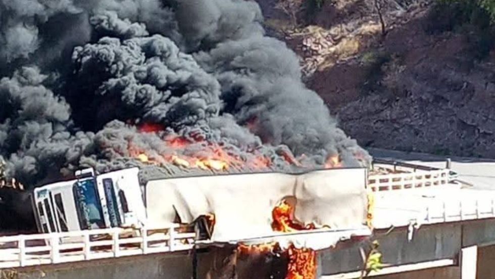 El conductor, que viajaba solo, resultó con golpes leves en la cabeza y fue atendido de manera inmediata.