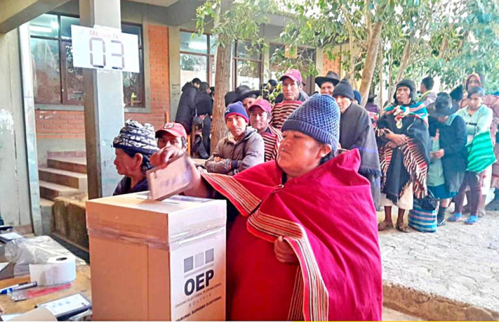 ELECCIONES. Una ciudadana de la cultura Yampara emite su voto en el recinto electoral del colegio Aniceto Arce de Tarabuco, este domingo.