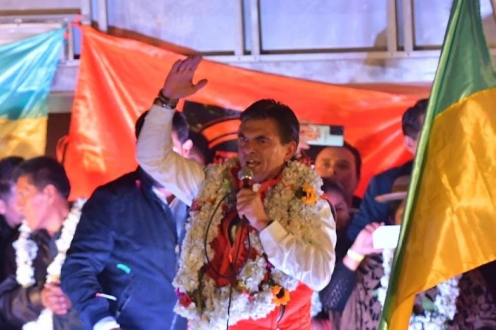 FESTEJO. Los seguidores del PDC festejaron su victoria en una concentración en La Paz junto a su candidato, Rodrigo Paz.