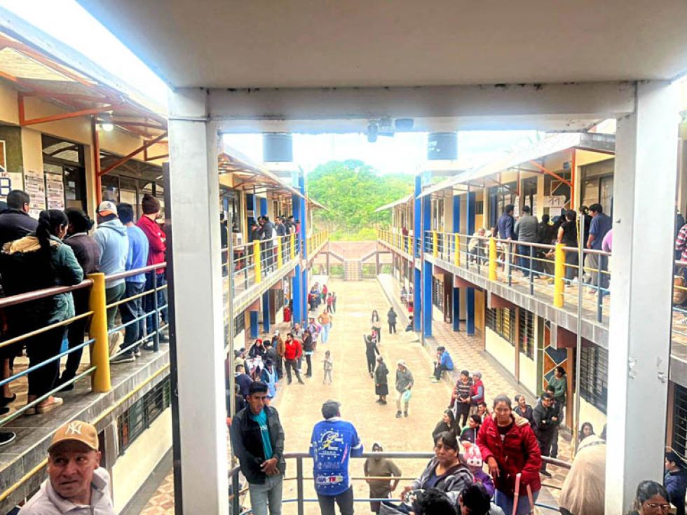 MONTEAGUDO. Gran afluencia en el recinto del colegio María Vargas de Valda.