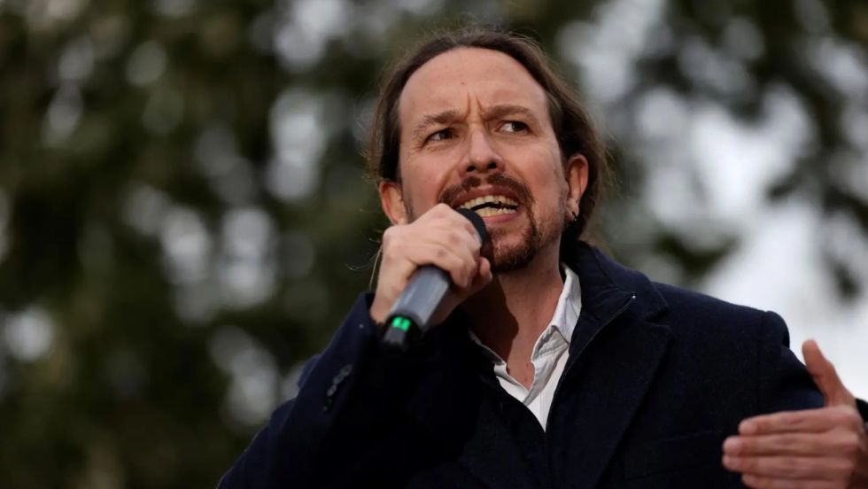 El candidato de Unidas Podemos a la Comunidad de Madrid, Pablo Iglesias, interviene durante un acto electoral en el barrio madrileño de Villaverde Alto.