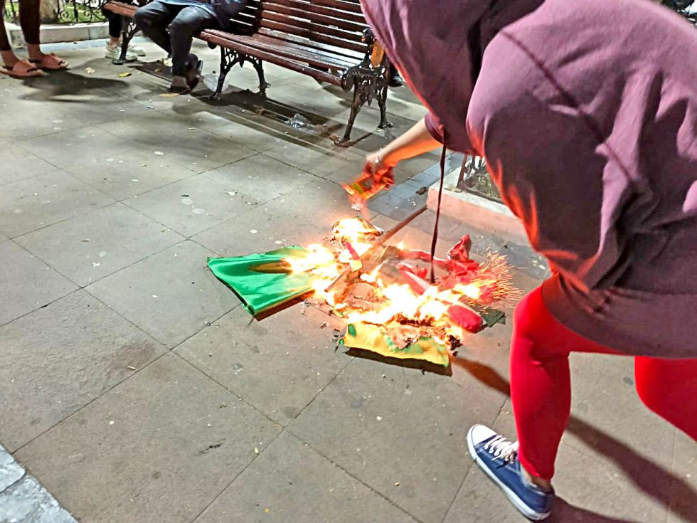 SUCRE. Simpatizantes de la Alianza Libre cuando quemaban banderas del PDC en la plaza central.