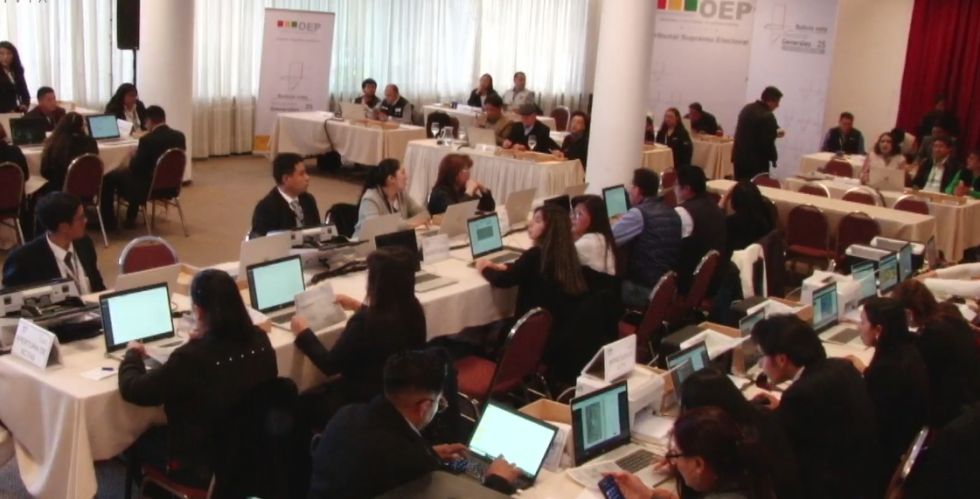 La sala de cómputo del TSE en La Paz.