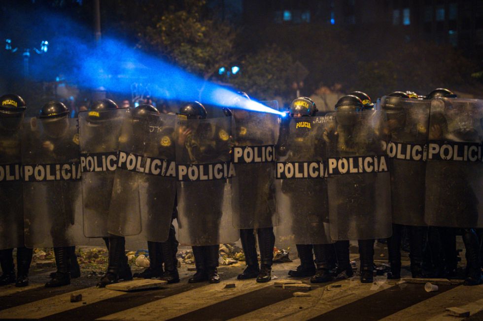 Integrantes de la Policía de Perú custodian durante una manifestación, la pasada semana, en Lima (Perú).