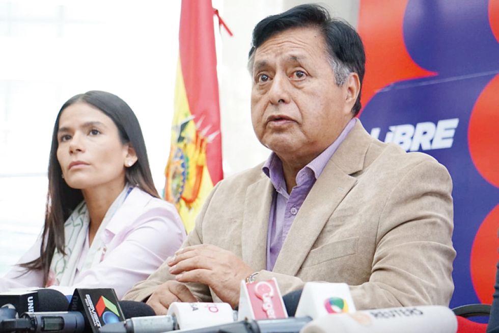 DENUNCIA. El jefe de campaña de Libre, Luis Vásquez, en la conferencia de prensa de este martes.