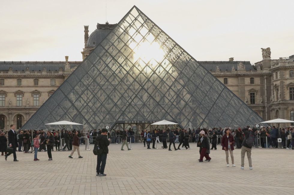 Este miércoles el museo del Louvre de París, el más visitado del mundo, abrió sus puertas de nuevo.