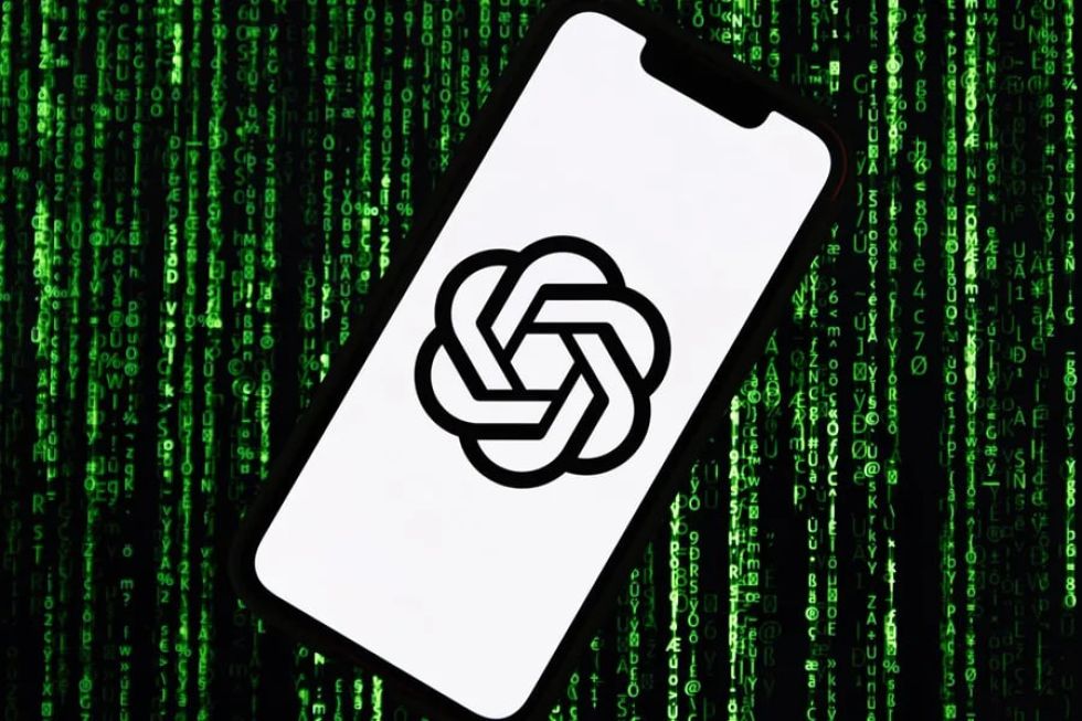 Fotografía de archivo que muestra una imagen ilustrativa del logotipo de Open AI y ChatGPT en un teléfono móvil.