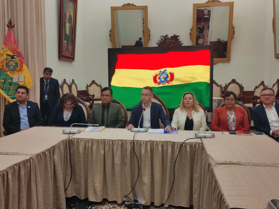 SUCRE. Siete de los nueve magistrados en la conferencia de prensa de este martes en el TSJ.