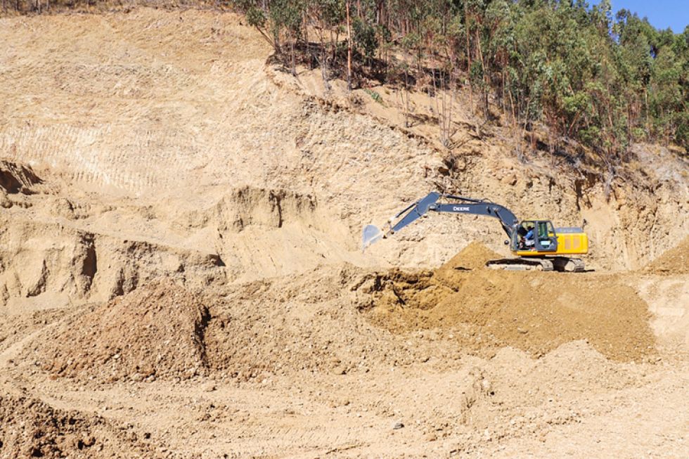 OBRAS. Movimiento de tierras de una retroexcavadora en un proyecto vial.