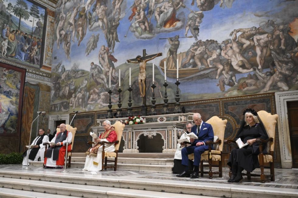 El rey Carlos III (2d) y a la reina Camila (d) asisten a una oración ecuménica con el papa León XIV (c) en la Capilla Sixtina.