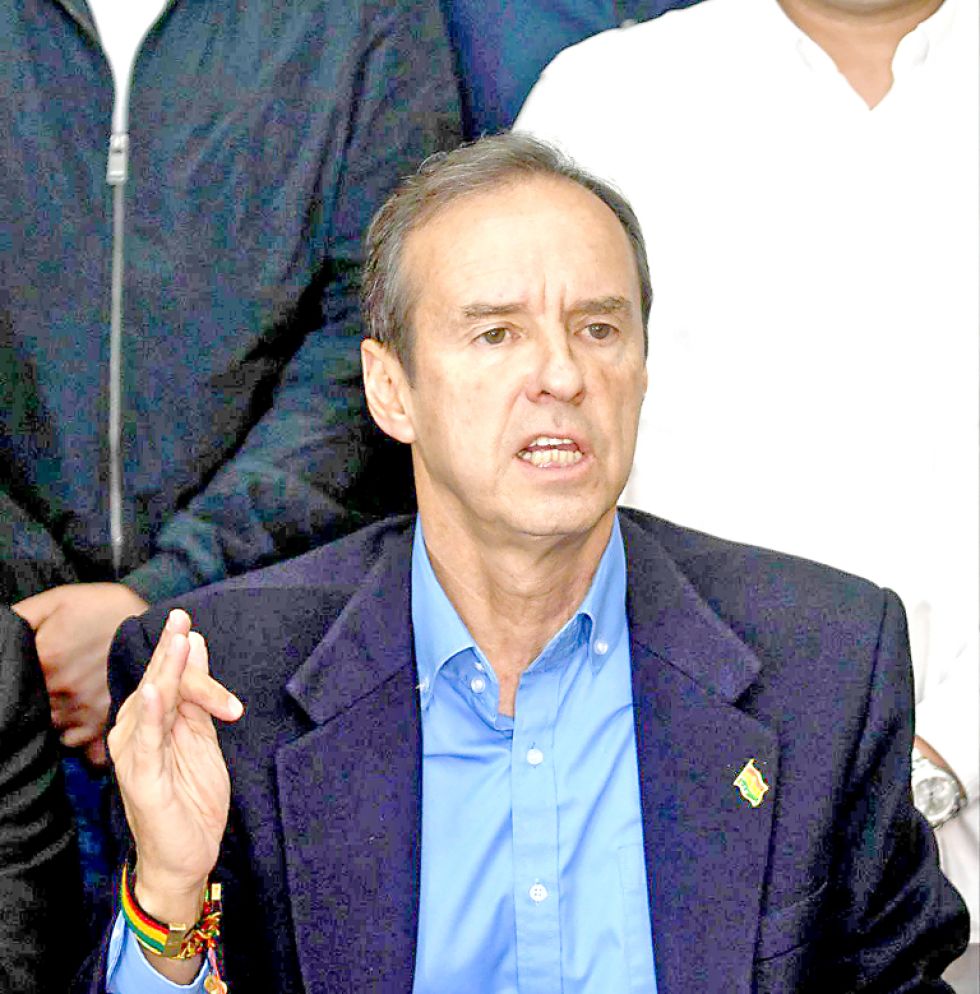 POLÍTICO. El excandidato de la Alianza Libre, Jorge Tuto Quiroga, este miércoles, ante la prensa.
