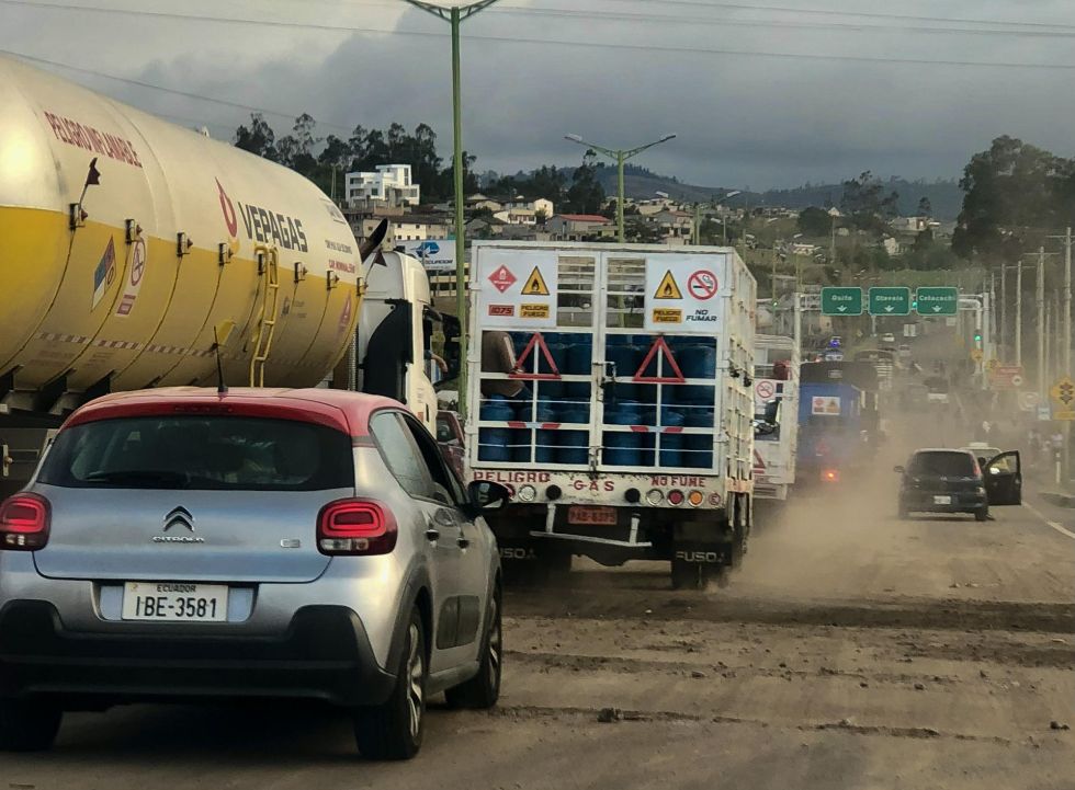 Fotografía que muestra vehículos andar tras habilitarse la vía E-35 este miércoles, en San Roque (Ecuador), tras el fin del paro.