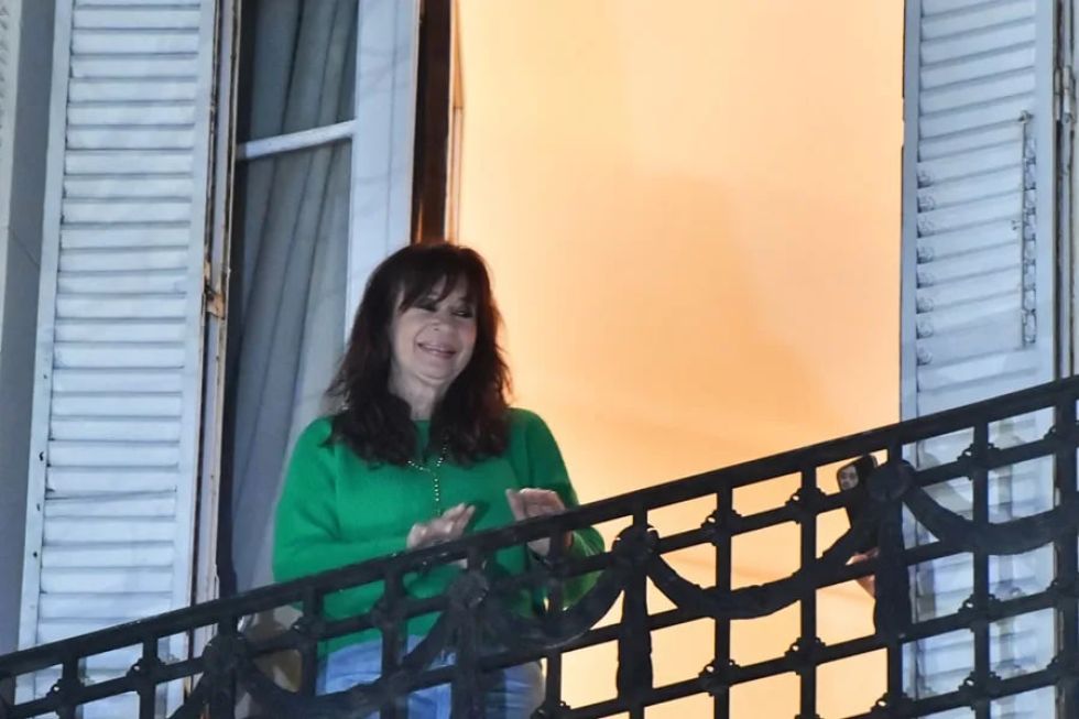 La expresidenta argentina Cristina Fernández saluda a sus simpatizantes desde el balcón de su casa en Buenos Aires, Argentina.