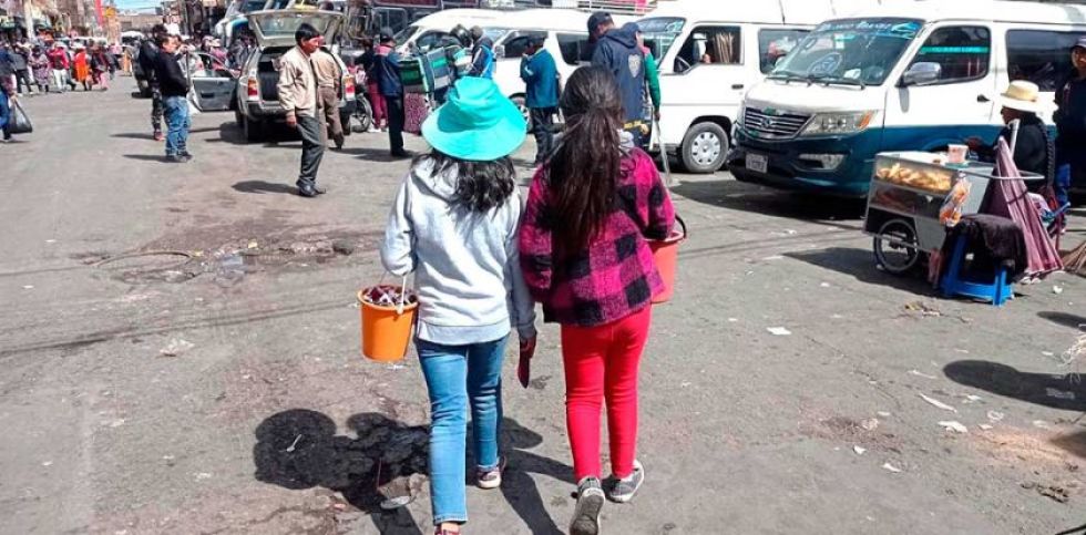 Menores venden gelatinas en la zona del mercado Uyuni de Potosí.