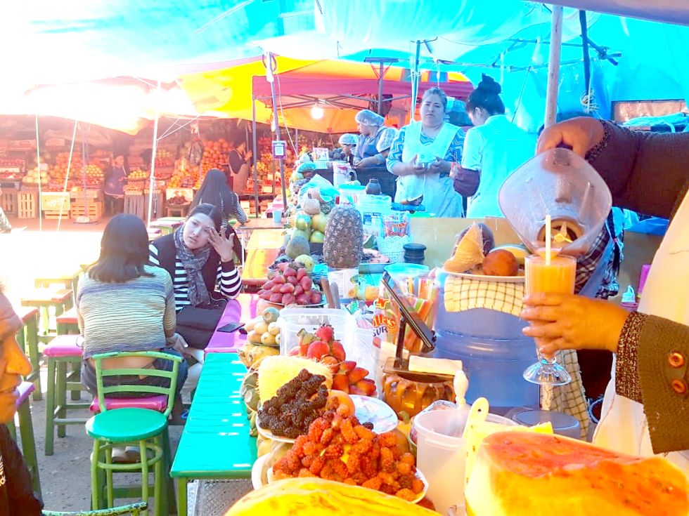 SUCRE. Los puestos de frutas y de venta de jugos en el Mercado Central no tienen la concurrencia de clientes de otros tiempos.