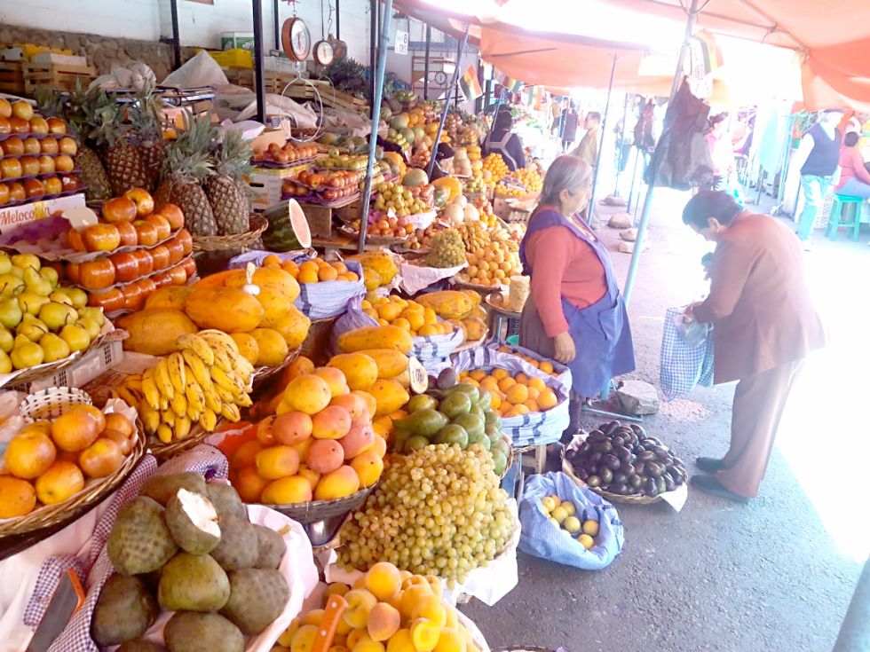 SUCRE. Los puestos de frutas y de venta de jugos en el Mercado Central no tienen la concurrencia de clientes de otros tiempos.