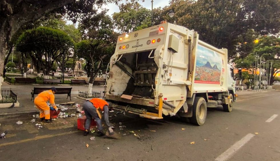 Un carro basurero de EMAS en Sucre.