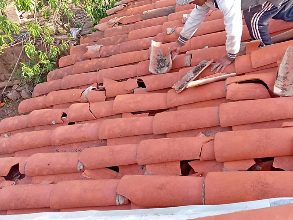 AFECTACIONES. El tamaño de los granizos (izq.) y así quedaron los tejados de una vivienda en el cantón Las Casas del municipio de Azurduy.