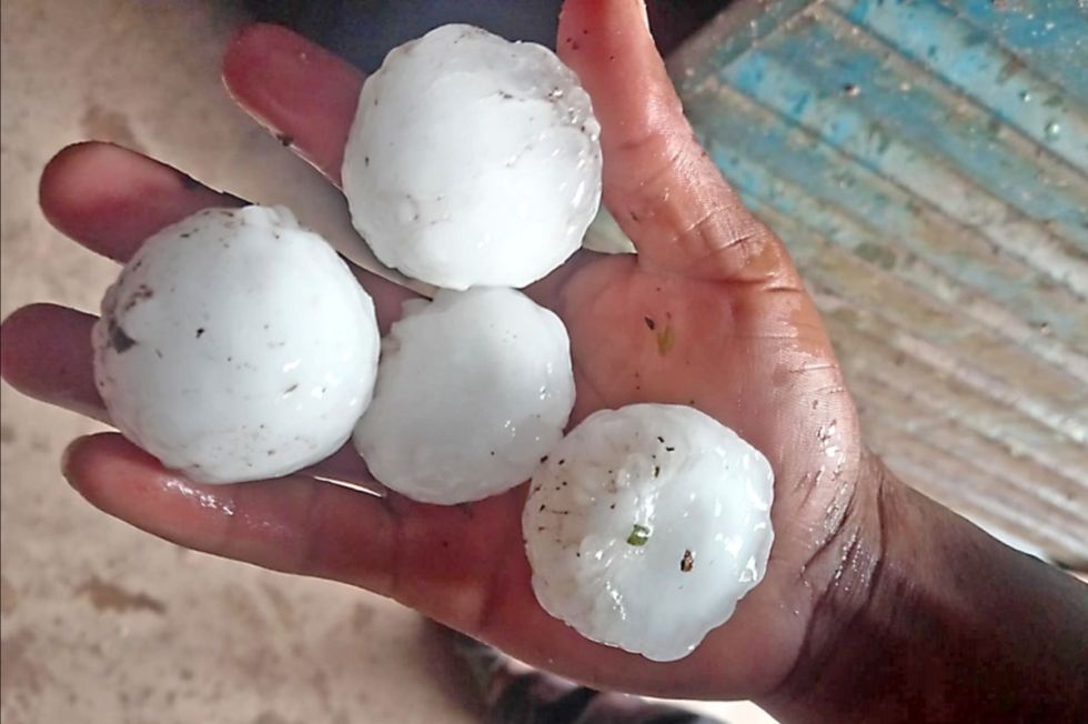 AFECTACIONES. El tamaño de los granizos (izq.) y así quedaron los tejados de una vivienda en el cantón Las Casas del municipio de Azurduy.