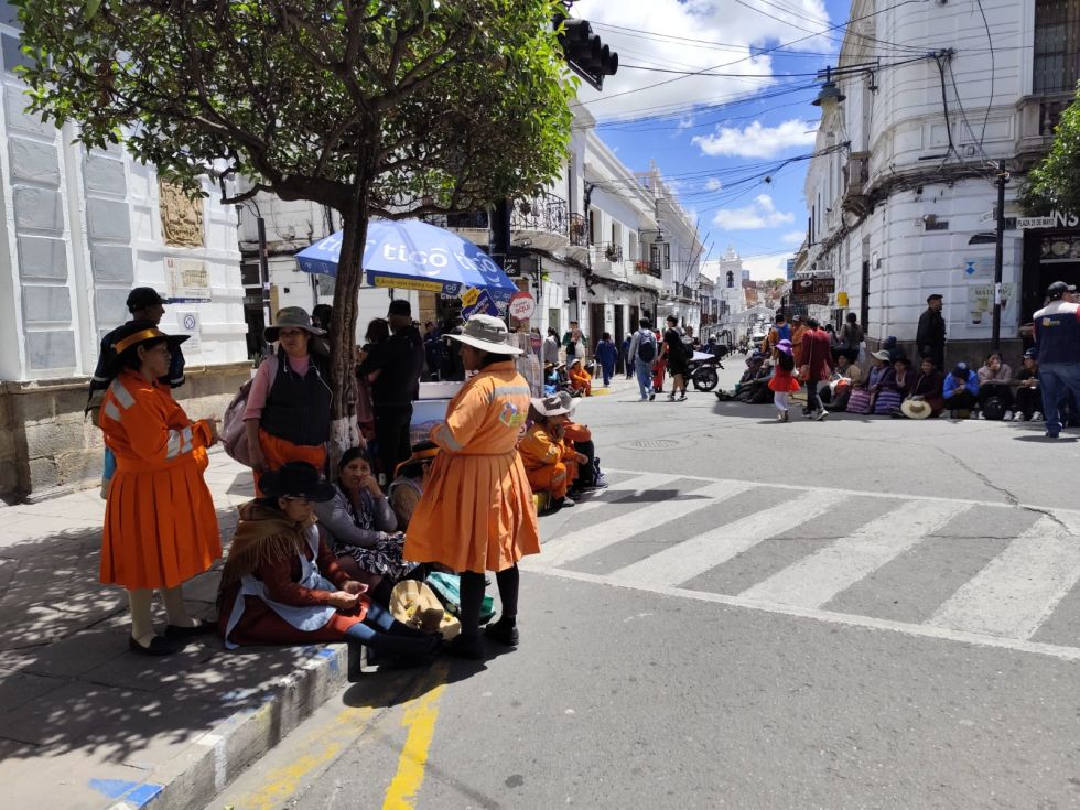 Los trabajadores de EMAS también suspendieron los bloqueos en la plaza 25 de Mayo.