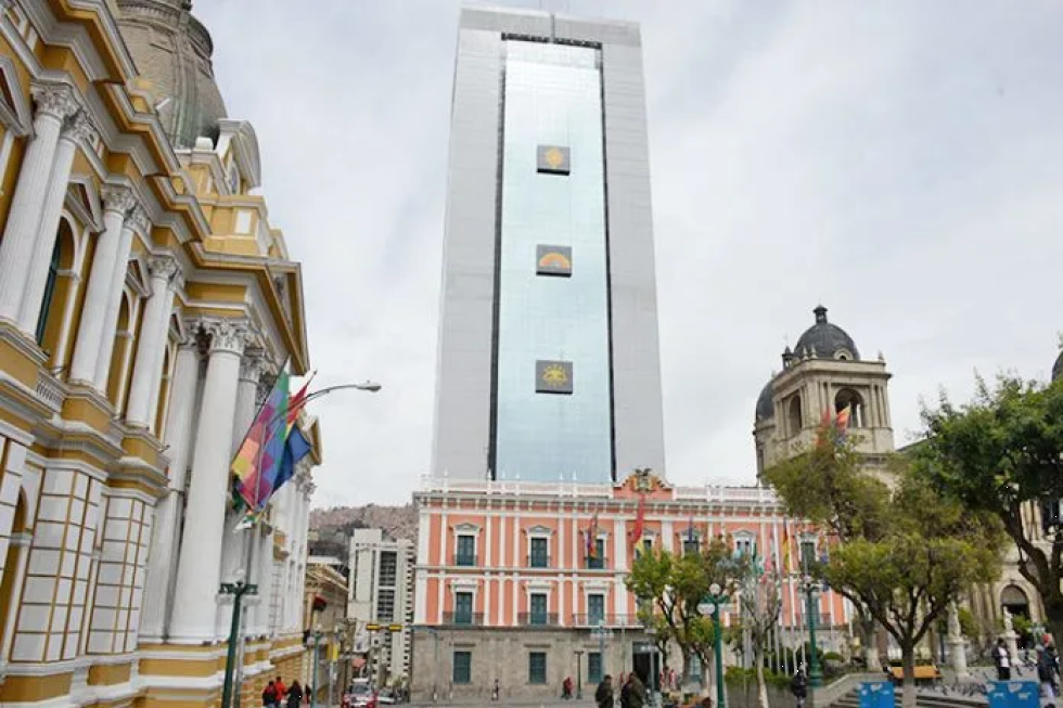 Vista del Palacio Quemado y la Casa Grande del Pueblo, en La Paz