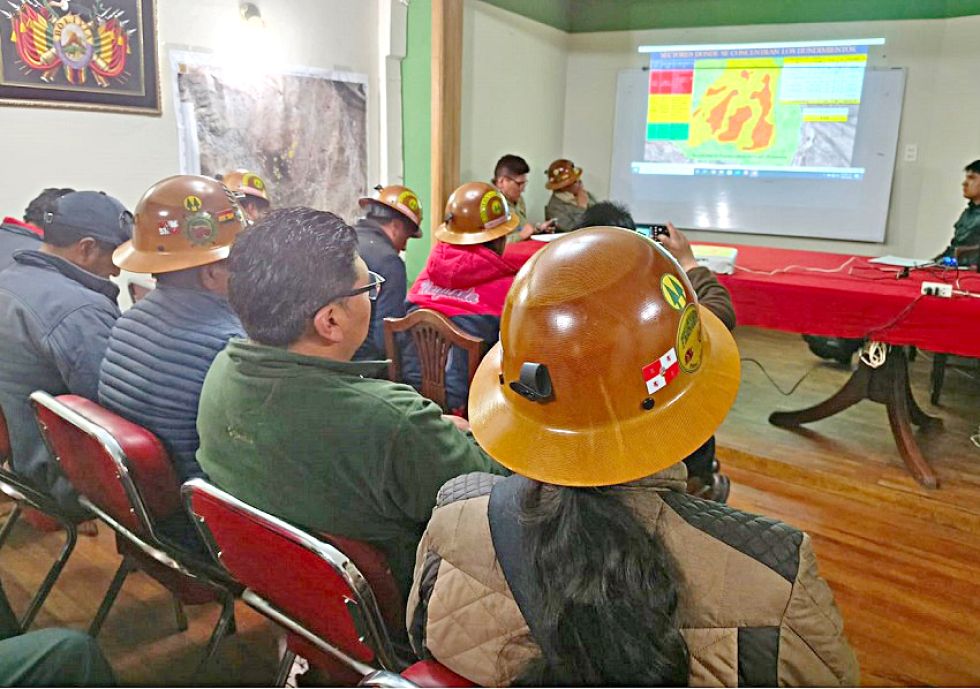 informe. Cooperativistas en una reunión.