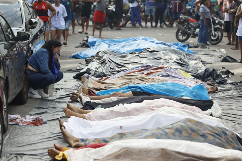 TRAGEDIA. Una mujer llora frente a cuerpos sin vida en una calle de Río de Janeiro.