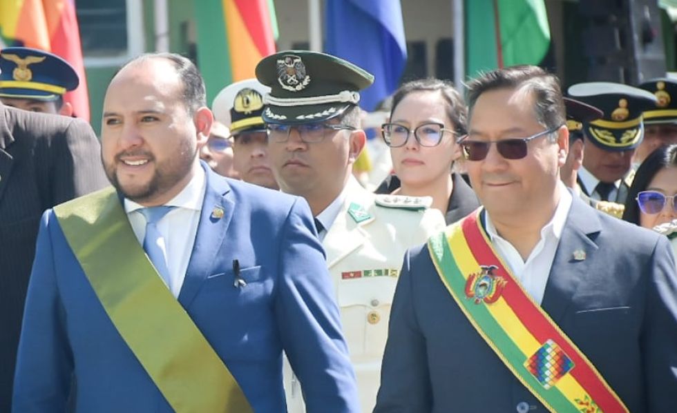 El ministro de Gobierno, Roberto Ríos (i), y el presidente Luis Arce.