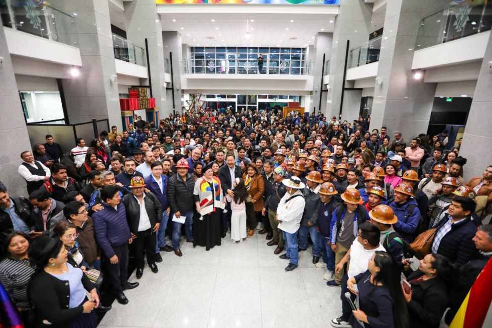 Autoridades y funcionarios en el último día del gobierno de Luis Arce. 