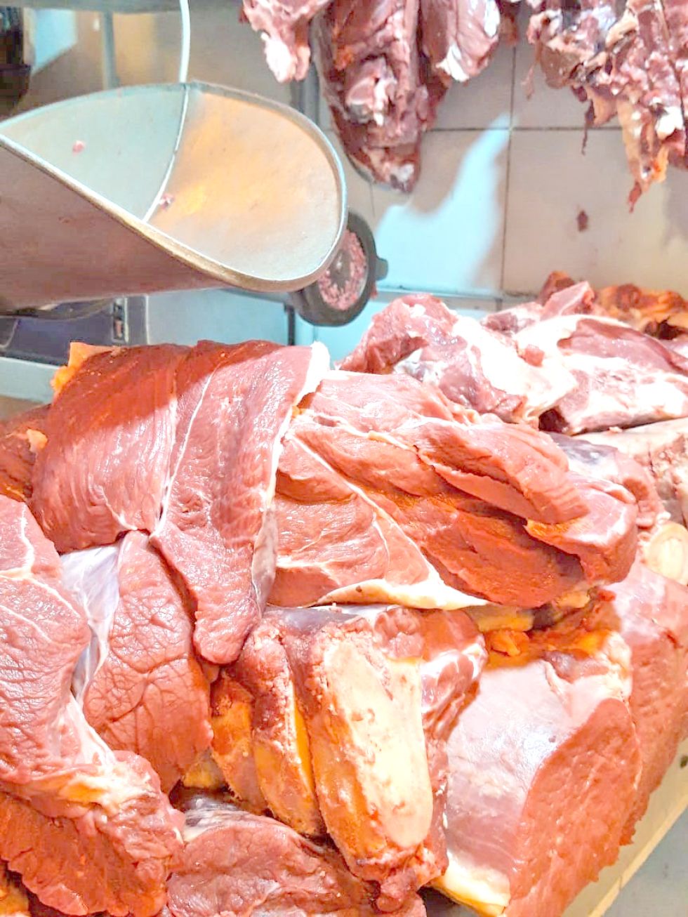 SUCRE. Puestos de venta de carne de res y de pollo en el Mercado Campesino, donde este lunes habían pocos compradores.