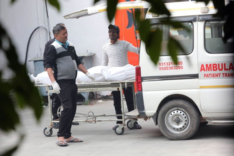 Trasladan el cuerpo de una víctima de la explosión en Nueva Delhi. 