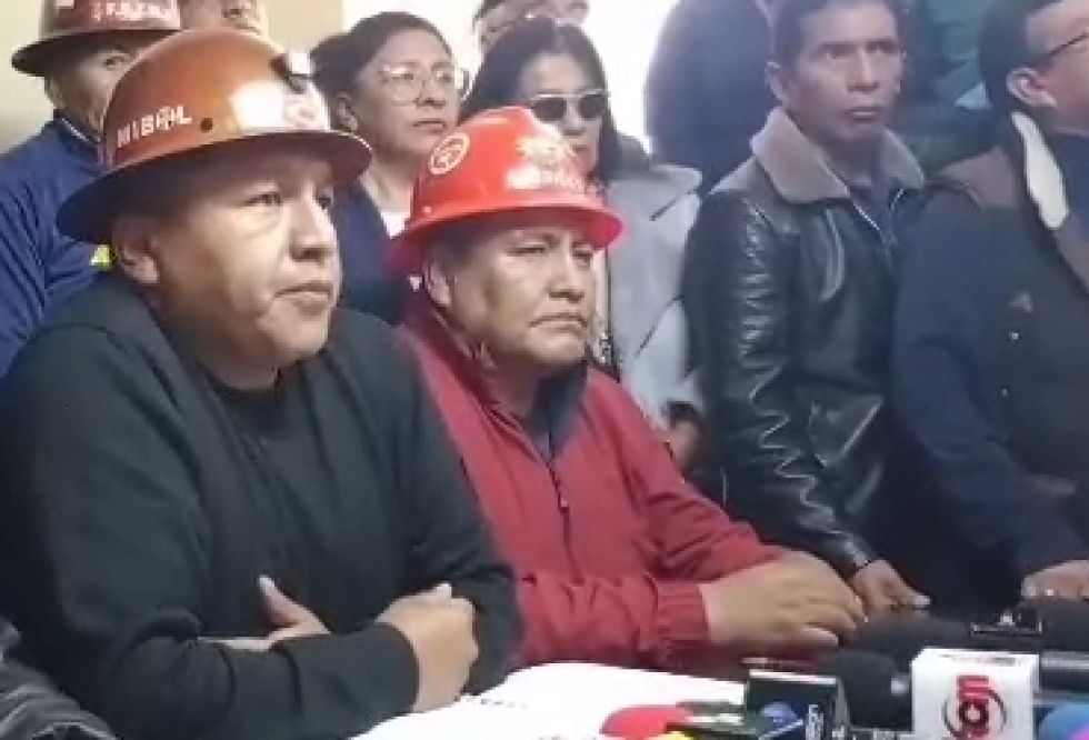 Mario Argollo (izquierda), presidente de la COB.