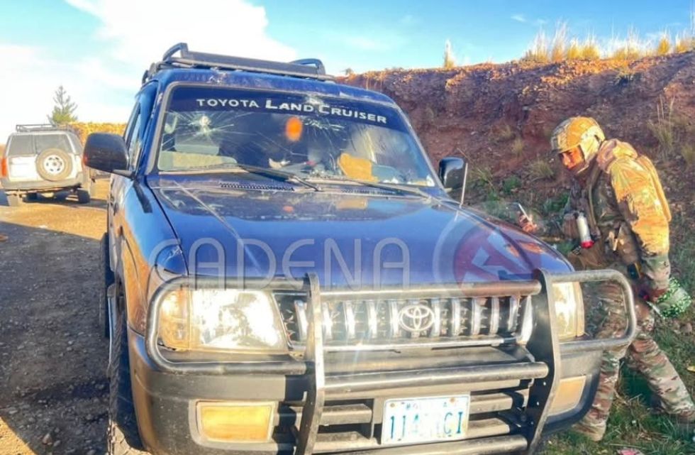 El vehículo oficial atacado en la emboscada de contrabandistas. 