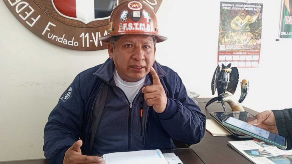 El secretario ejecutivo de la FSTMB, Andrés Paye, en una pasada conferencia de prensa. 