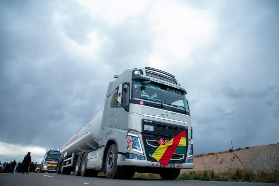 Columna de cisternas en camino hasta la planta de Senkata, El Alto. 