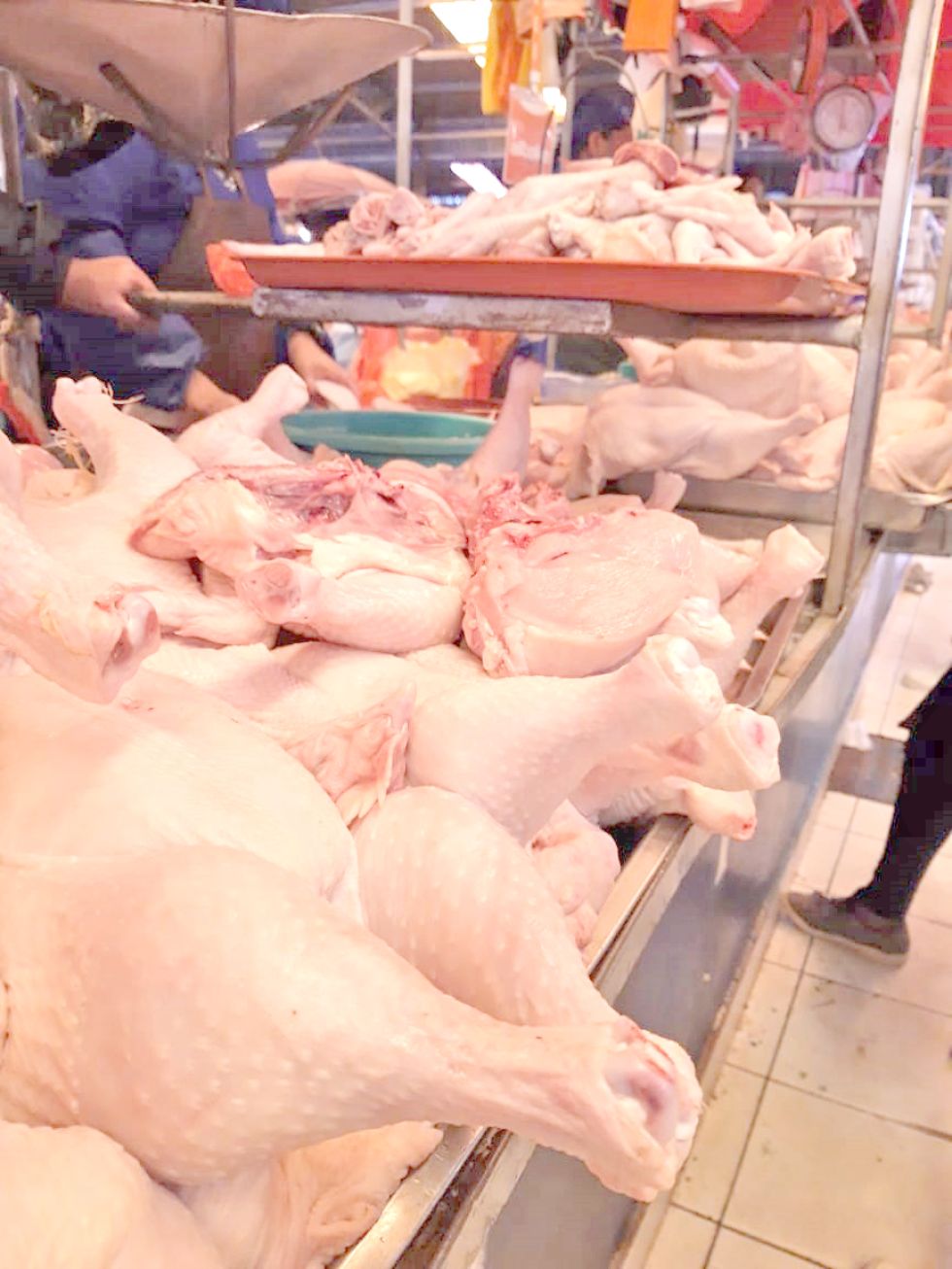 SUCRE. Puestos de venta de carne de res y de pollo en el Mercado Campesino, donde este lunes habían pocos compradores.