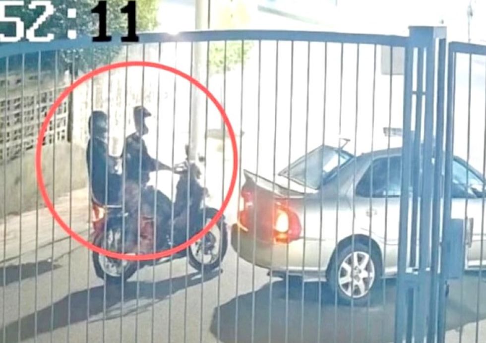 Los sicarios, antes de interceptar el vehículo y disparar contra el juez Cruz.