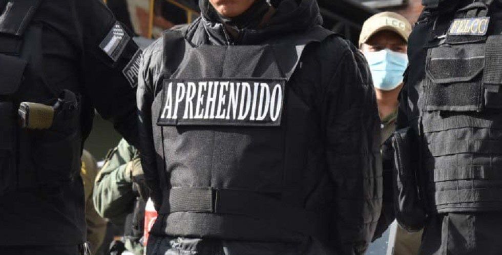 El hombre se encuentra aprehendido en una celda de aislamiento. 